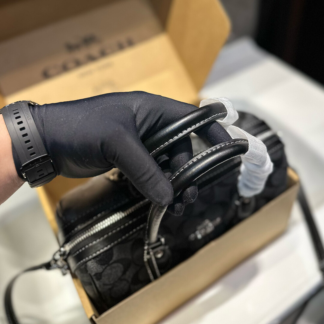 Bolsa de mão Coach Pillow Bag Crossbody multiuso