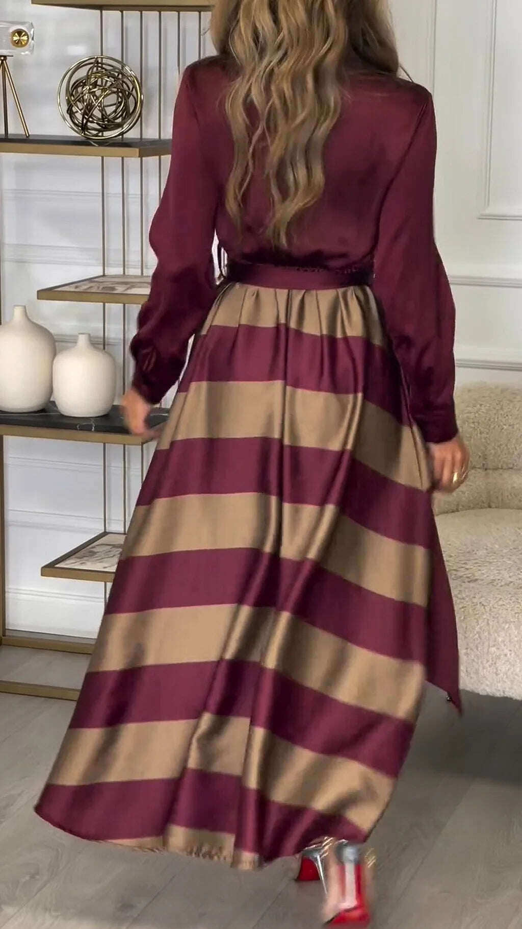 Vestido feminino listrado plissado com costuras