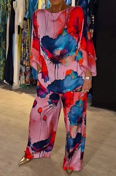 TERNO CASUAL DE CETIM ESTAMPADO COM GOLA REDONDA