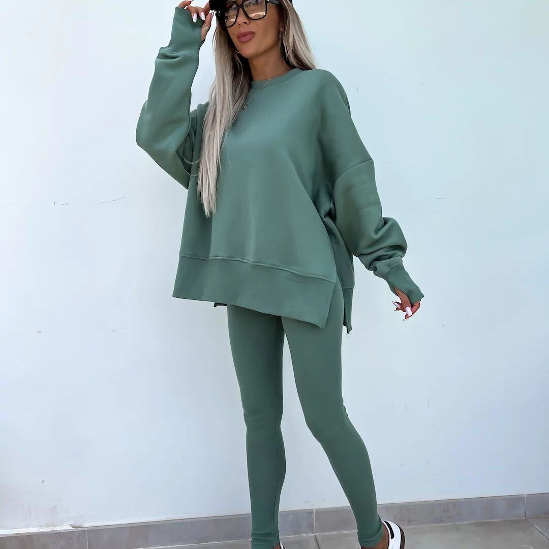 Um conjunto confortável de moletom e leggings oversize