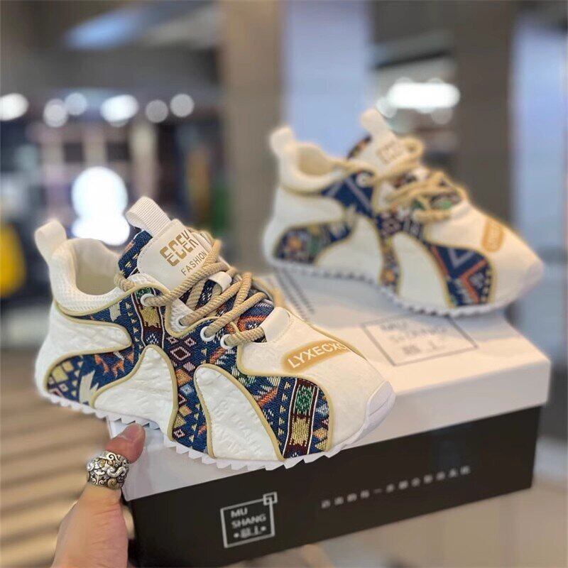 2024 Sapatos casuais com costura bordada da moda