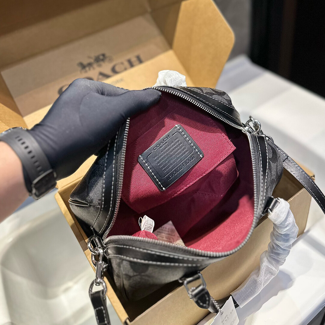 Bolsa de mão Coach Pillow Bag Crossbody multiuso