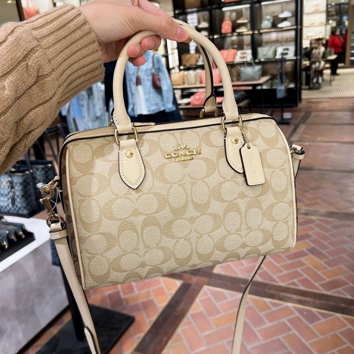 Bolsa de mão Coach Pillow Bag Crossbody multiuso