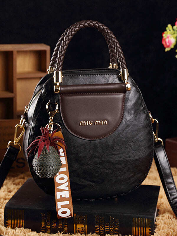 Bolsas em pele vintage formato redondo com borlas. Bolsa de ombro