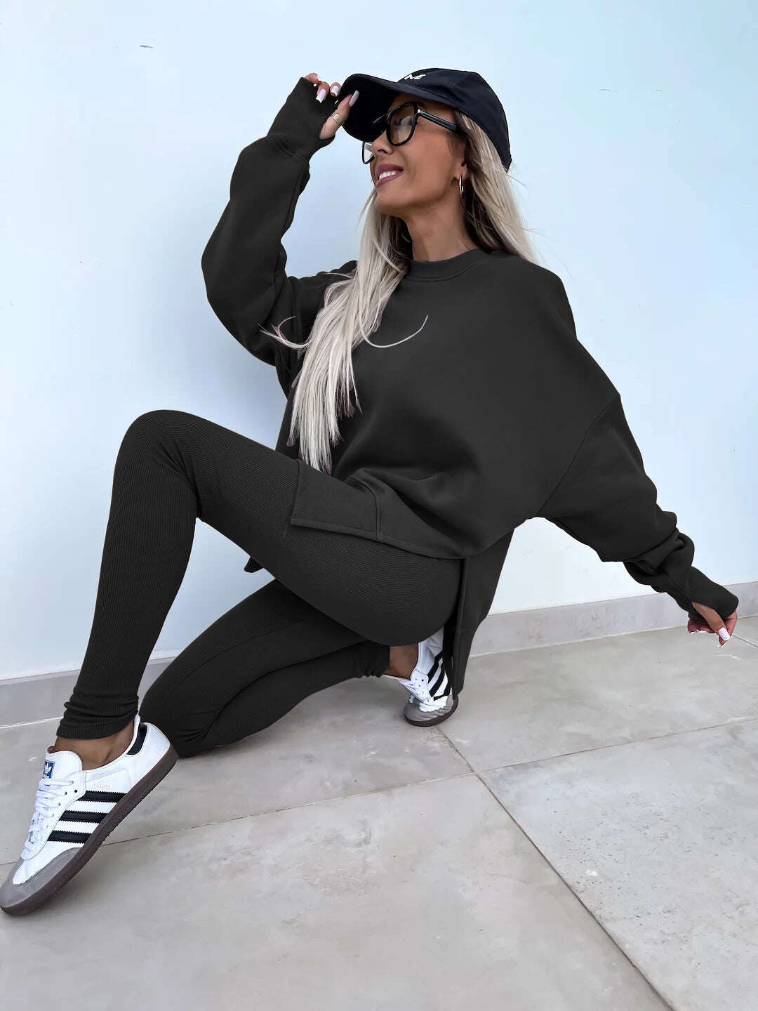 Um conjunto confortável de moletom e leggings oversize