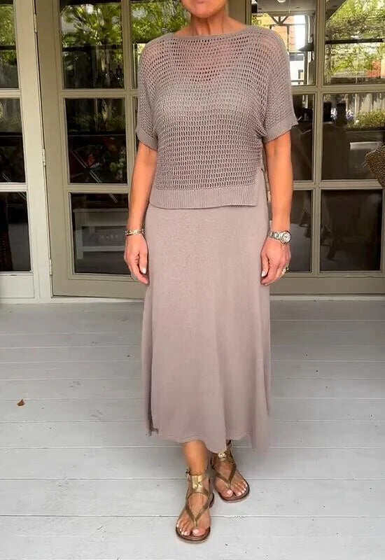 Vestido de duas peças com ombreiras e blusa perfurada