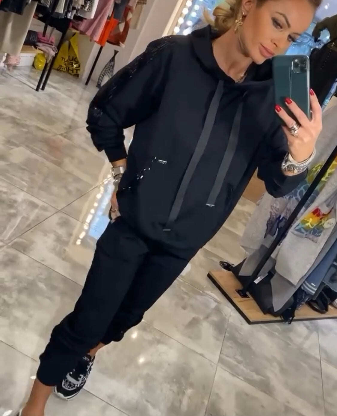 Conjunto de agasalho esportivo e agasalho com lantejoulas