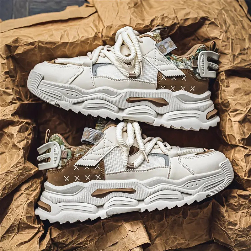 Μοντέρνα αθλητικά παπούτσια που αναπνέουν με δίχρωμες ραφές