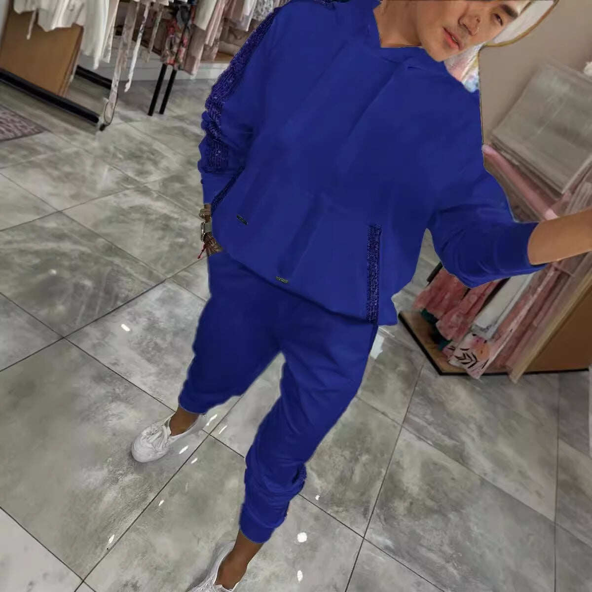 Conjunto de agasalho esportivo e agasalho com lantejoulas