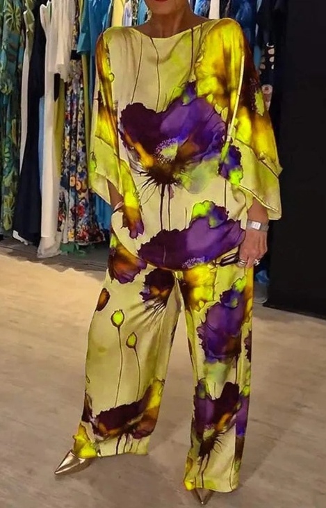 TERNO CASUAL DE CETIM ESTAMPADO COM GOLA REDONDA
