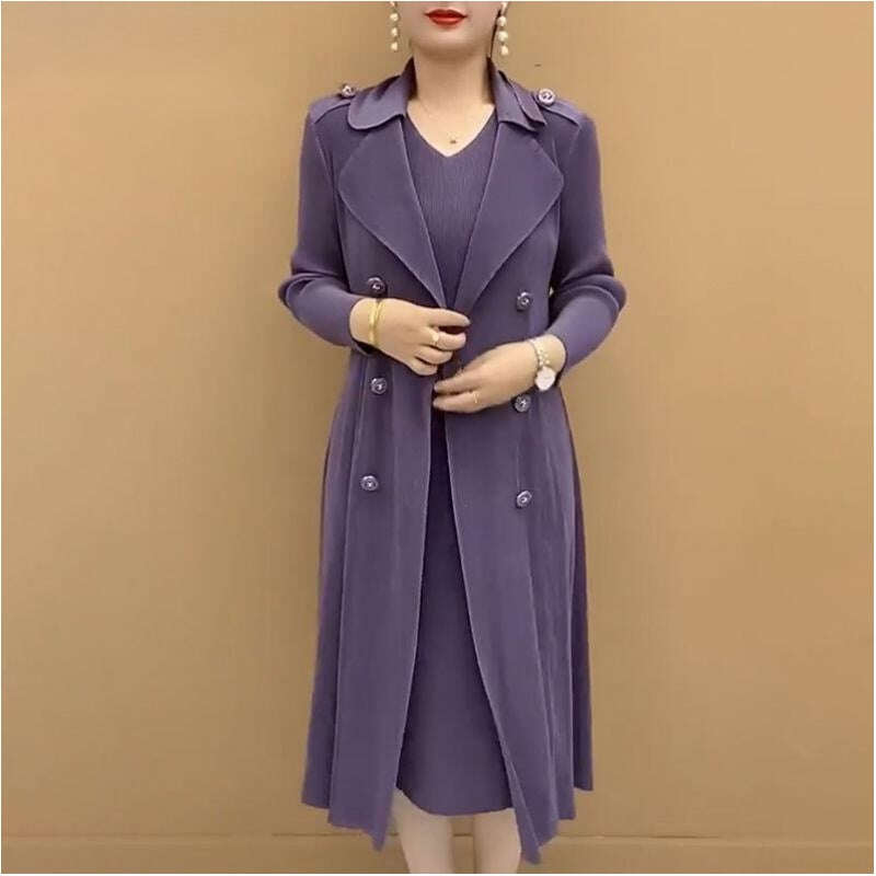 Elegante gola pregueada do vestido, imitando um sobretudo de duas peças