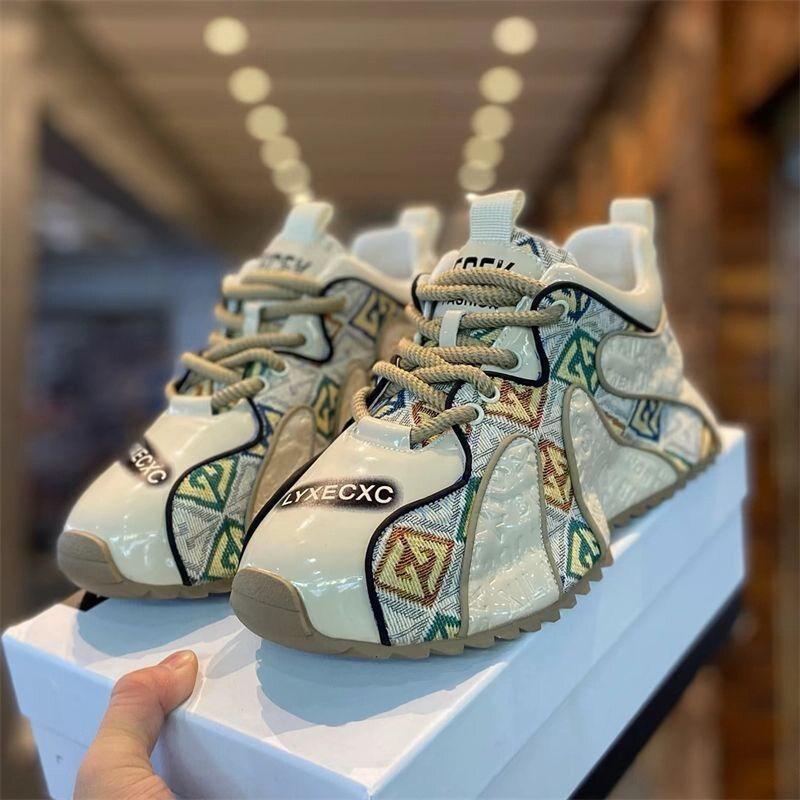 Sapatos casuais com costura bordada da moda