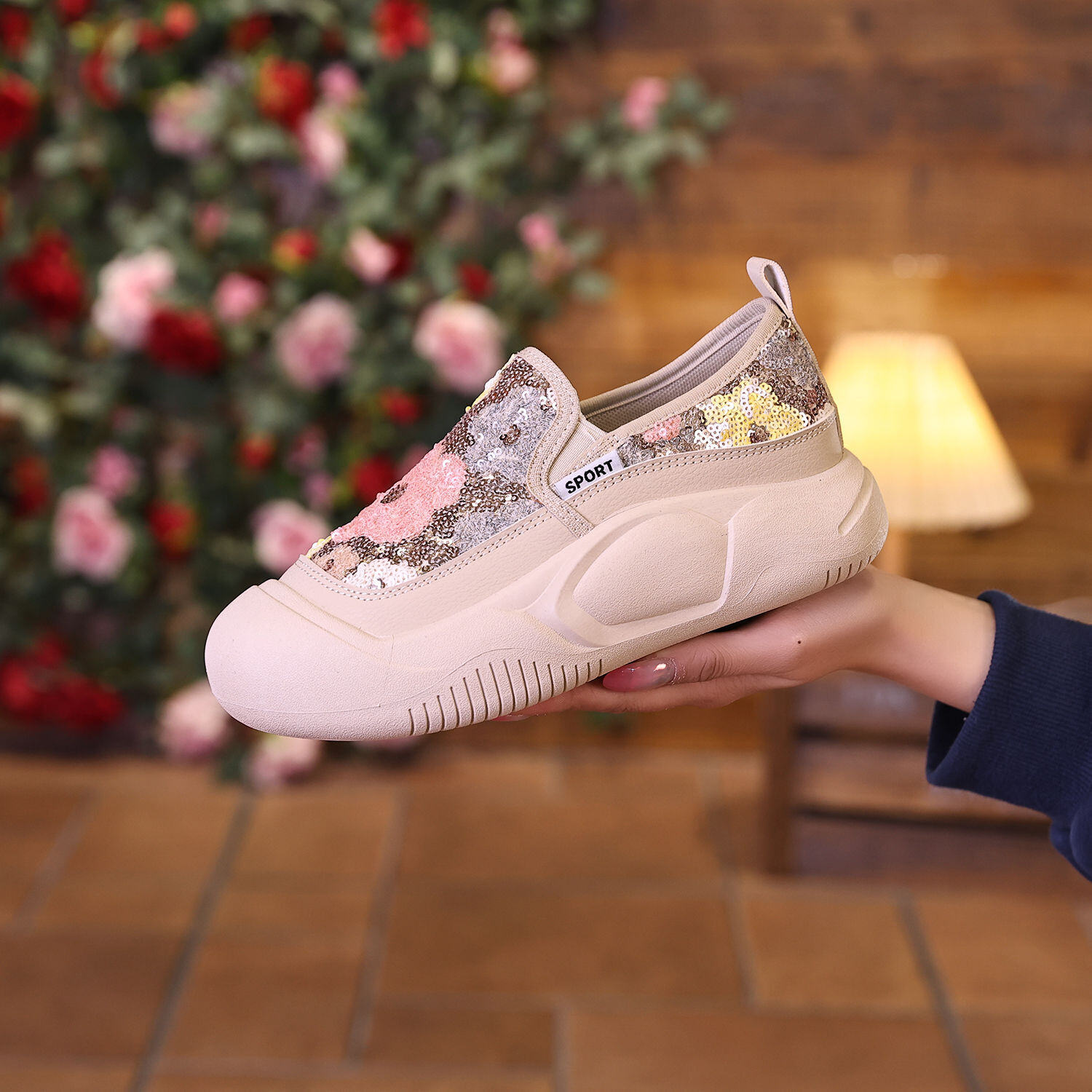Mocassins de fundo grosso com lantejoulas e flores