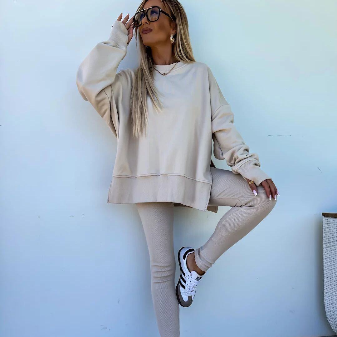 Um conjunto confortável de moletom e leggings oversize