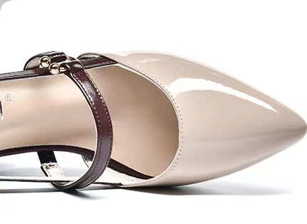 2022 Nowe szpiczaste sandały z miękkiej skóry na niskim obcasie