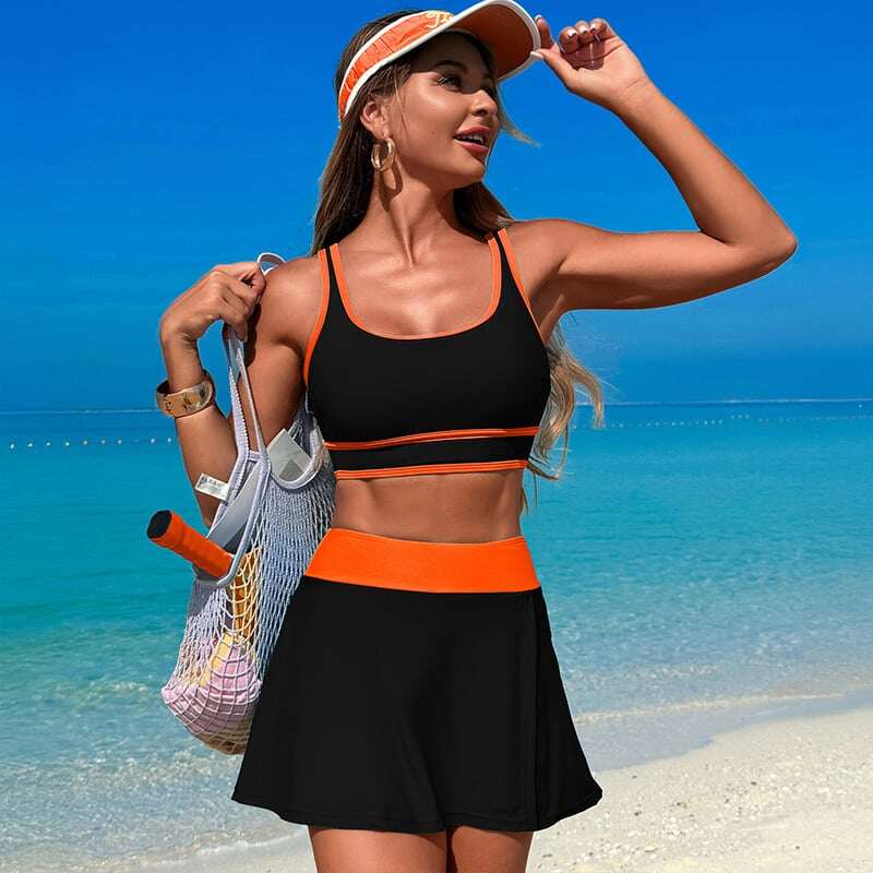 Modischer Bikini-Badeanzug mit Farbblockierung und Sportrock
