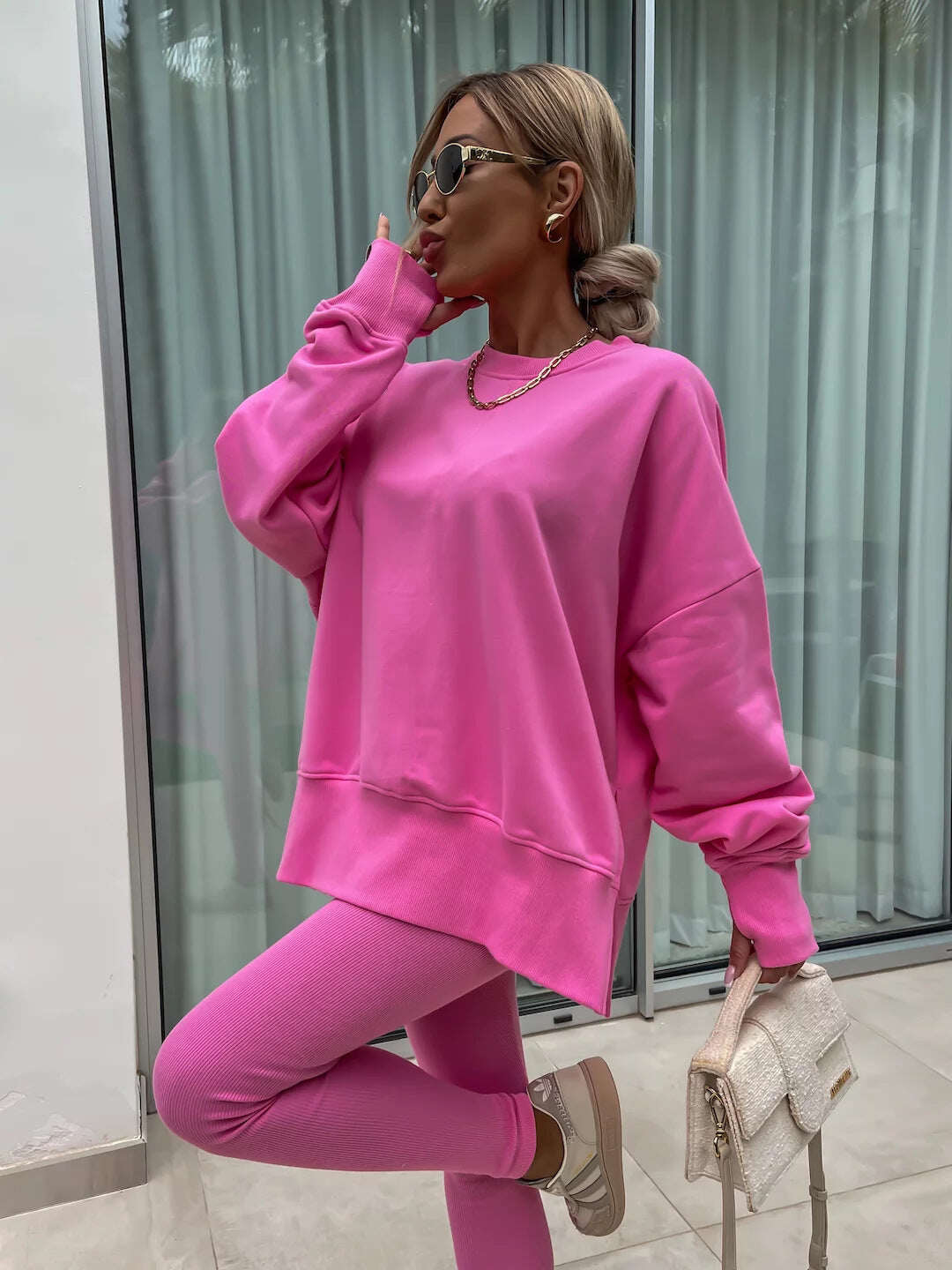 Um conjunto confortável de moletom e leggings oversize