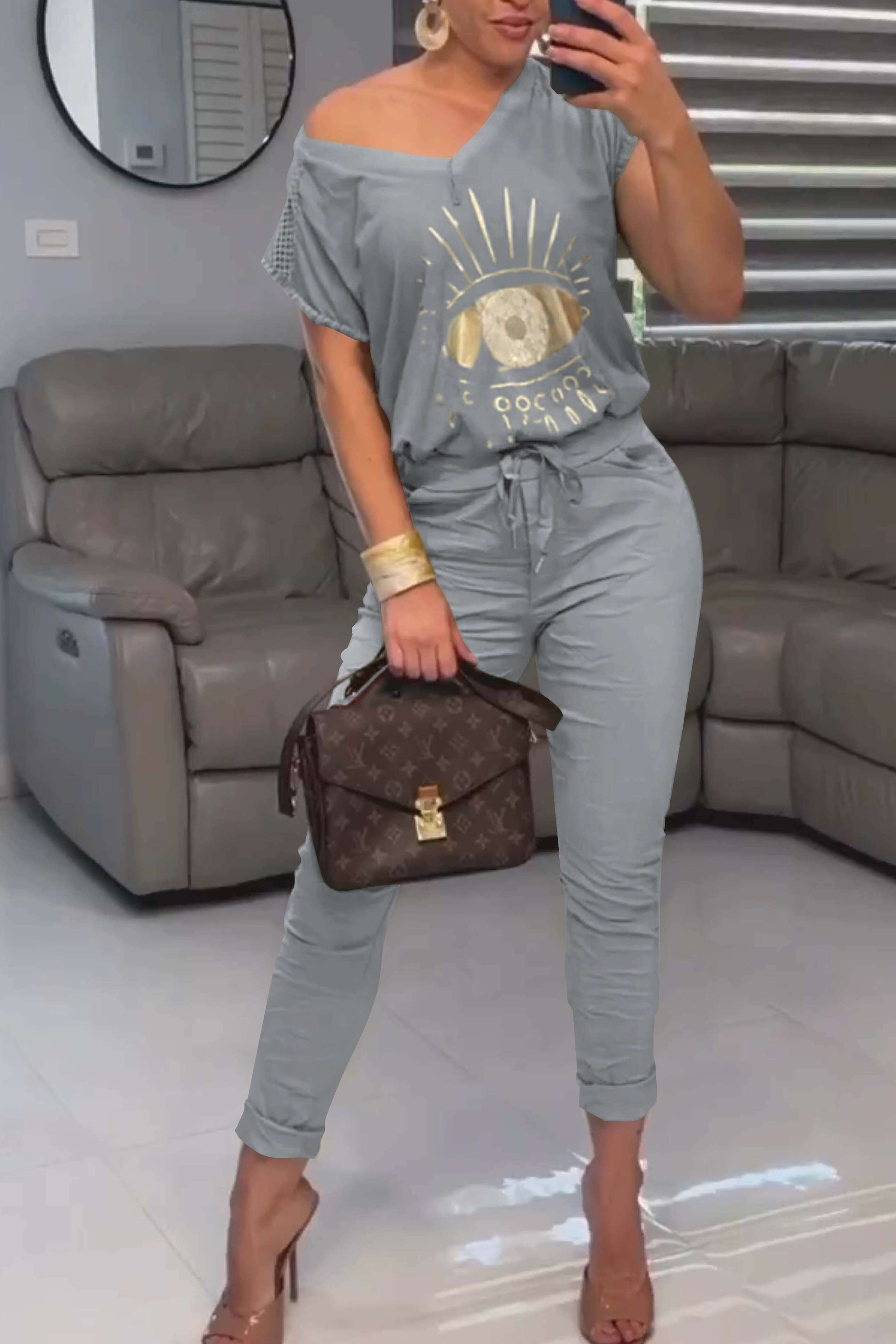 Conjunto de duas peças estampado com blusa e calça com decote em V