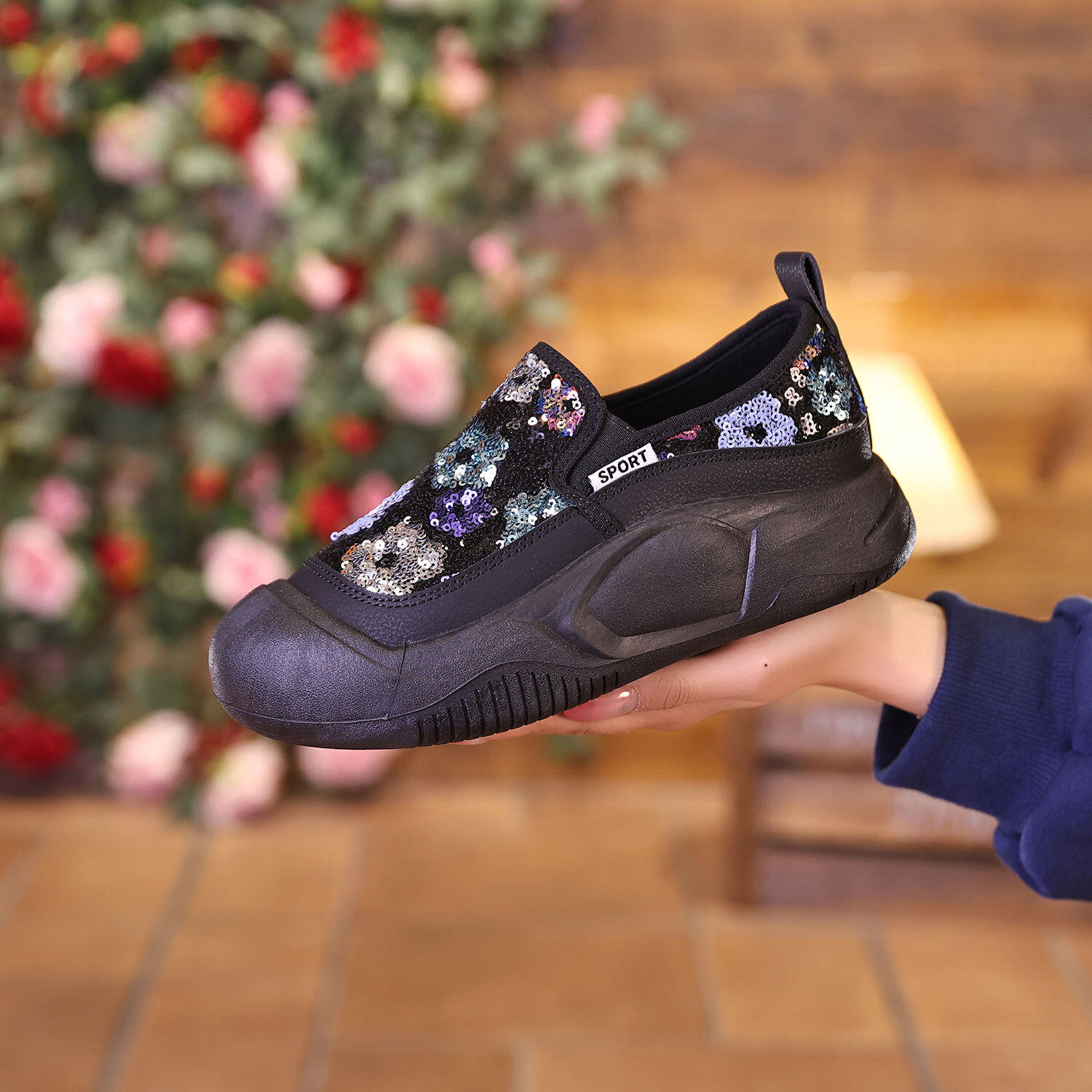 Mocassins de fundo grosso com lantejoulas e flores