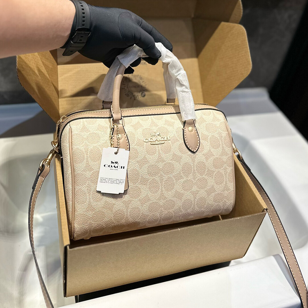 Bolsa de mão Coach Pillow Bag Crossbody multiuso