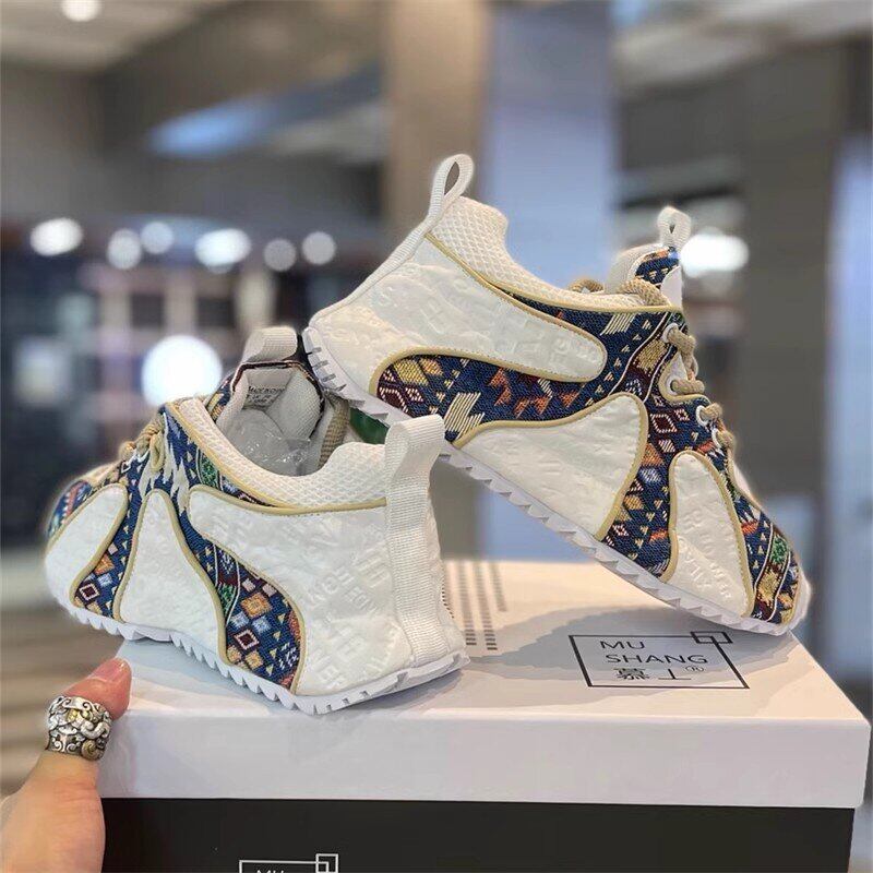 2024 Sapatos casuais com costura bordada da moda