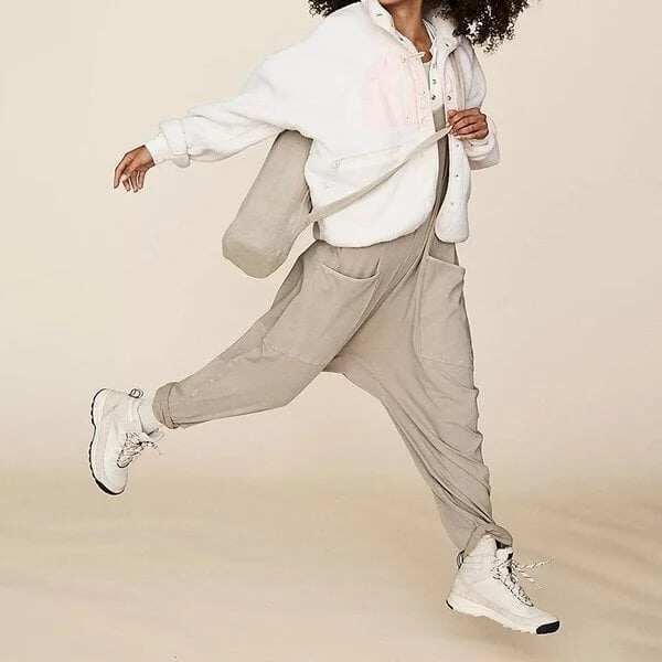 Macacão de perna larga com bolsos