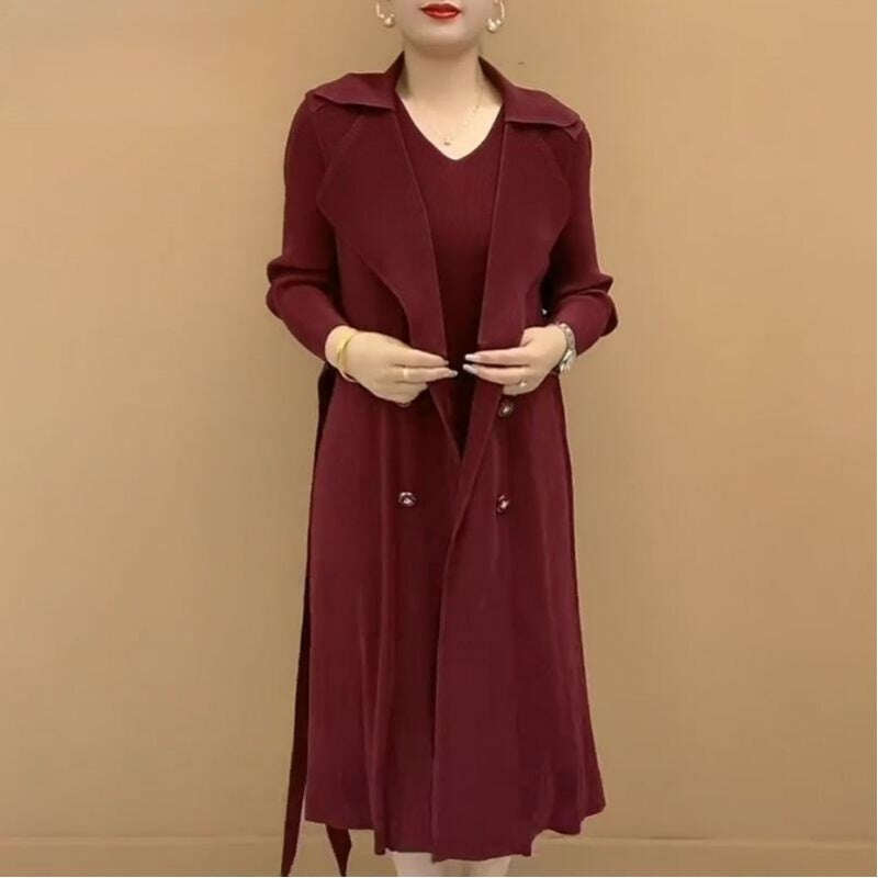 Elegante gola pregueada do vestido, imitando um sobretudo de duas peças