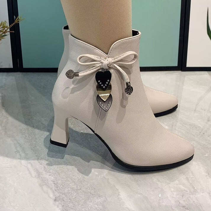 Botins pontiagudos da moda com laço