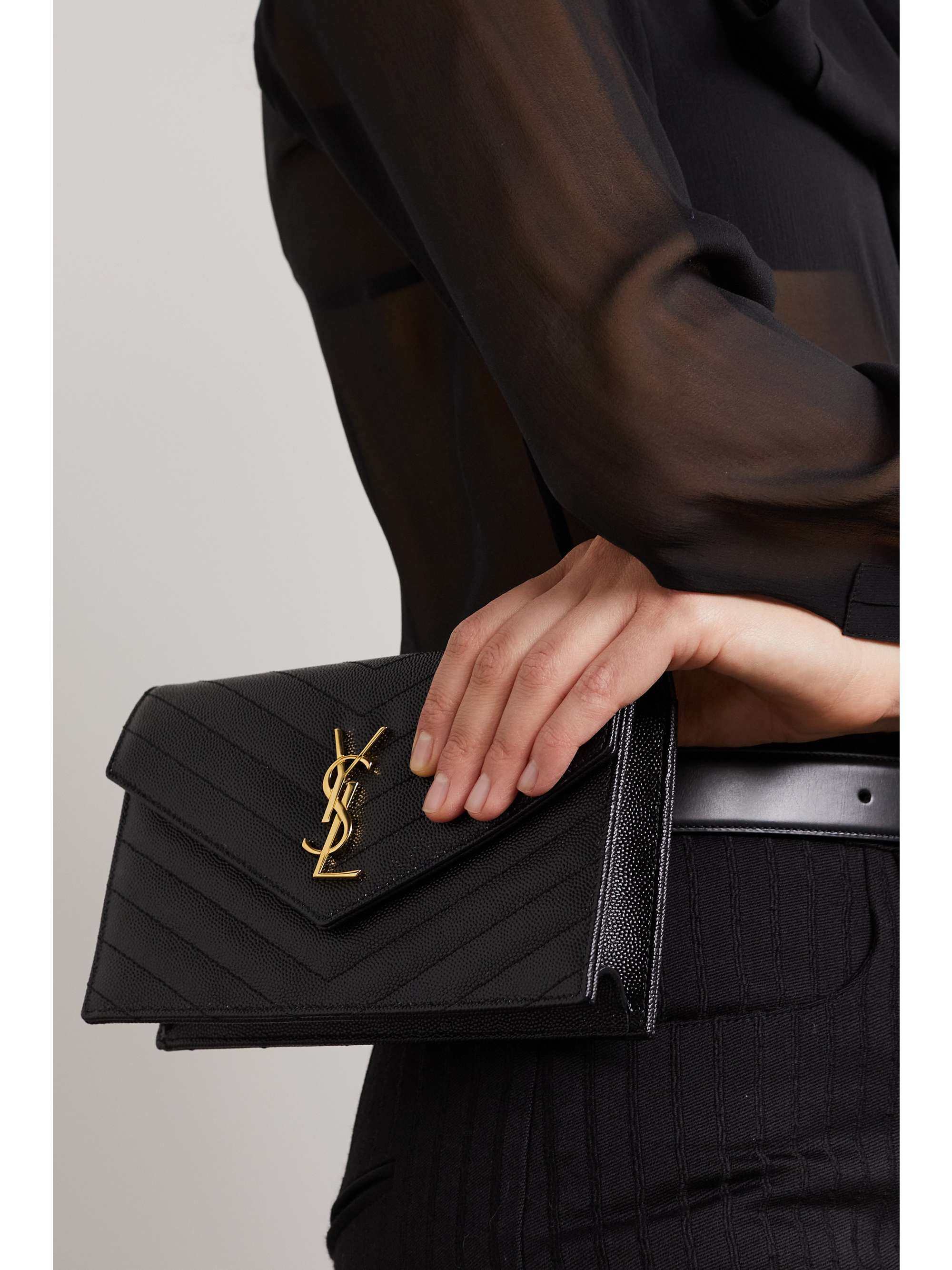 Carteira YSL Cassandre com corrente de envelope, couro granulado preto,Corrente de ouro ajustável