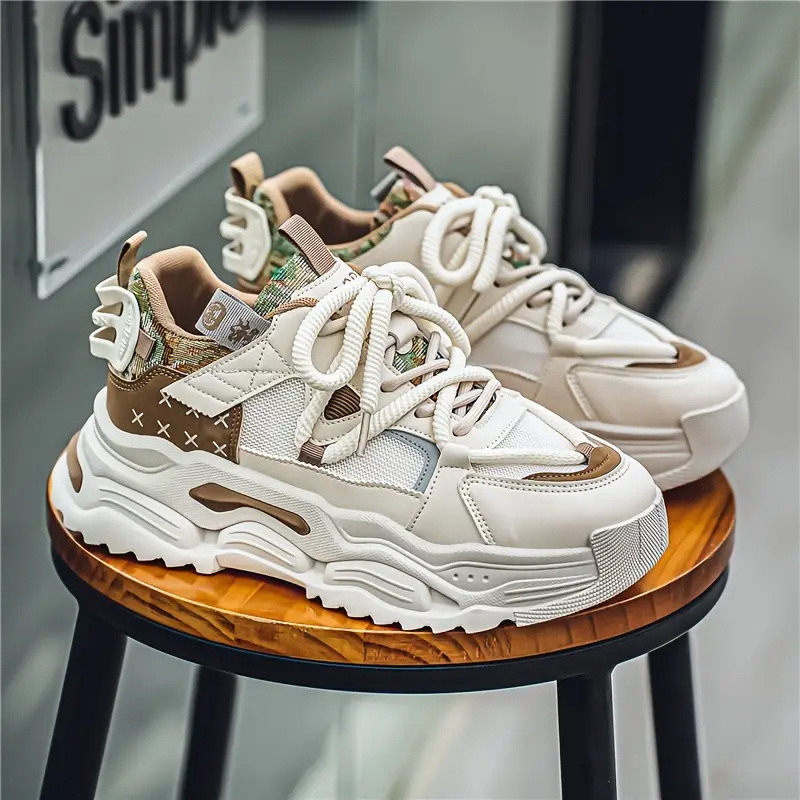 Μοντέρνα αθλητικά παπούτσια που αναπνέουν με δίχρωμες ραφές