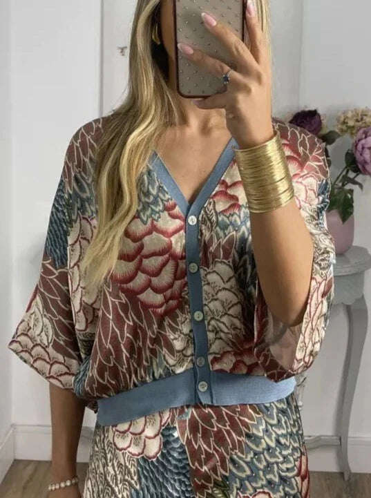 Conjunto elegante de blusa e saia com estampa de peixe e decote em V