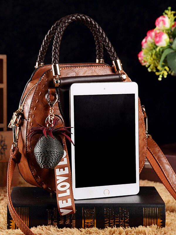 Bolsas em pele vintage formato redondo com borlas. Bolsa de ombro