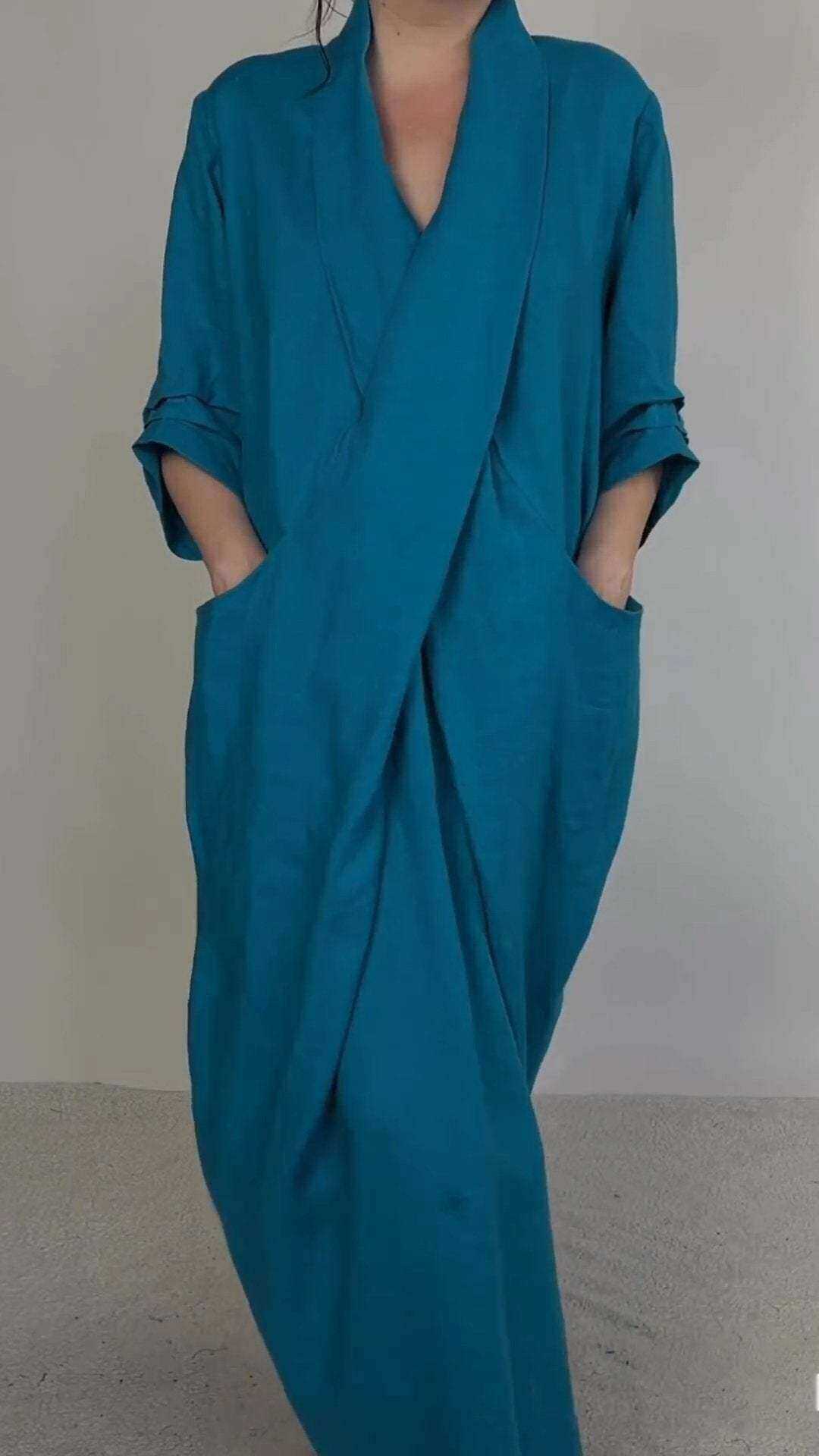 Vestido com bolso grande e decote em V, linho, minimalista