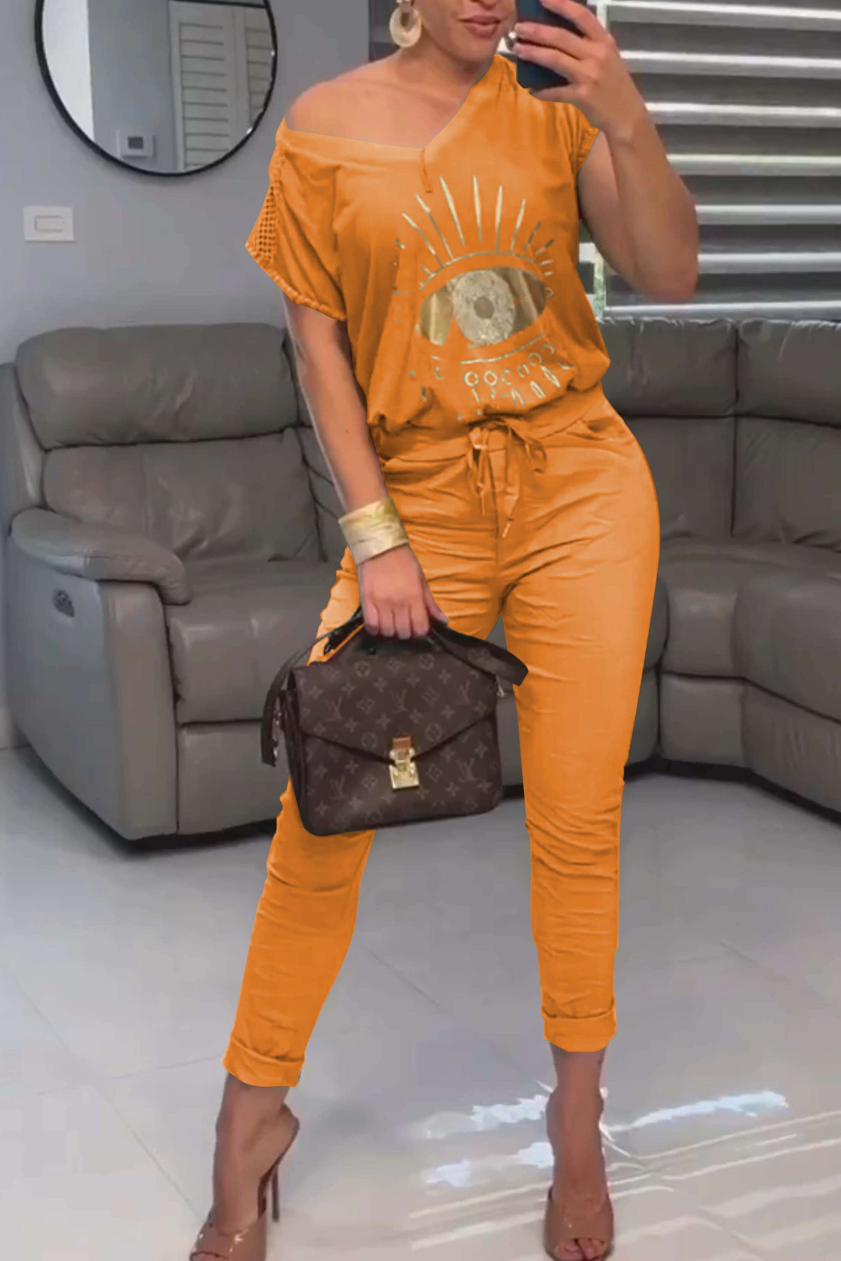 Conjunto de duas peças estampado com blusa e calça com decote em V