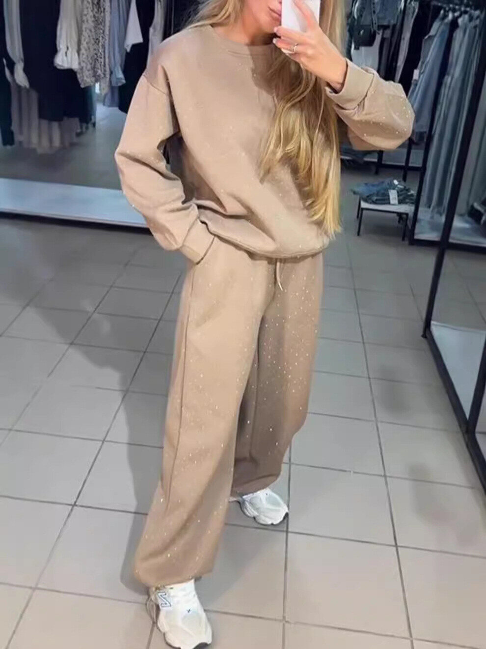 Conjunto de duas peças moletom com gola redonda + calça com cordão (com diamantes)