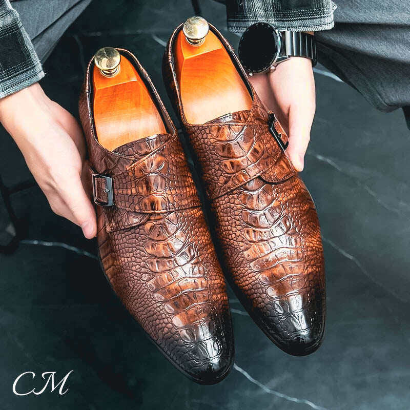 Sapatos de couro com fivela