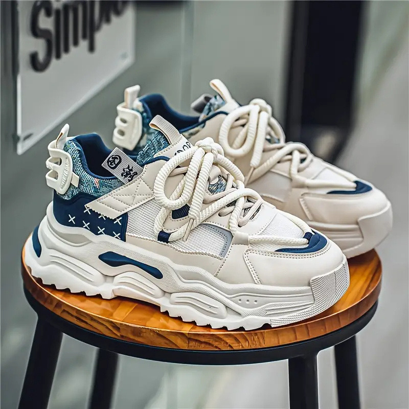 Μοντέρνα αθλητικά παπούτσια που αναπνέουν με δίχρωμες ραφές