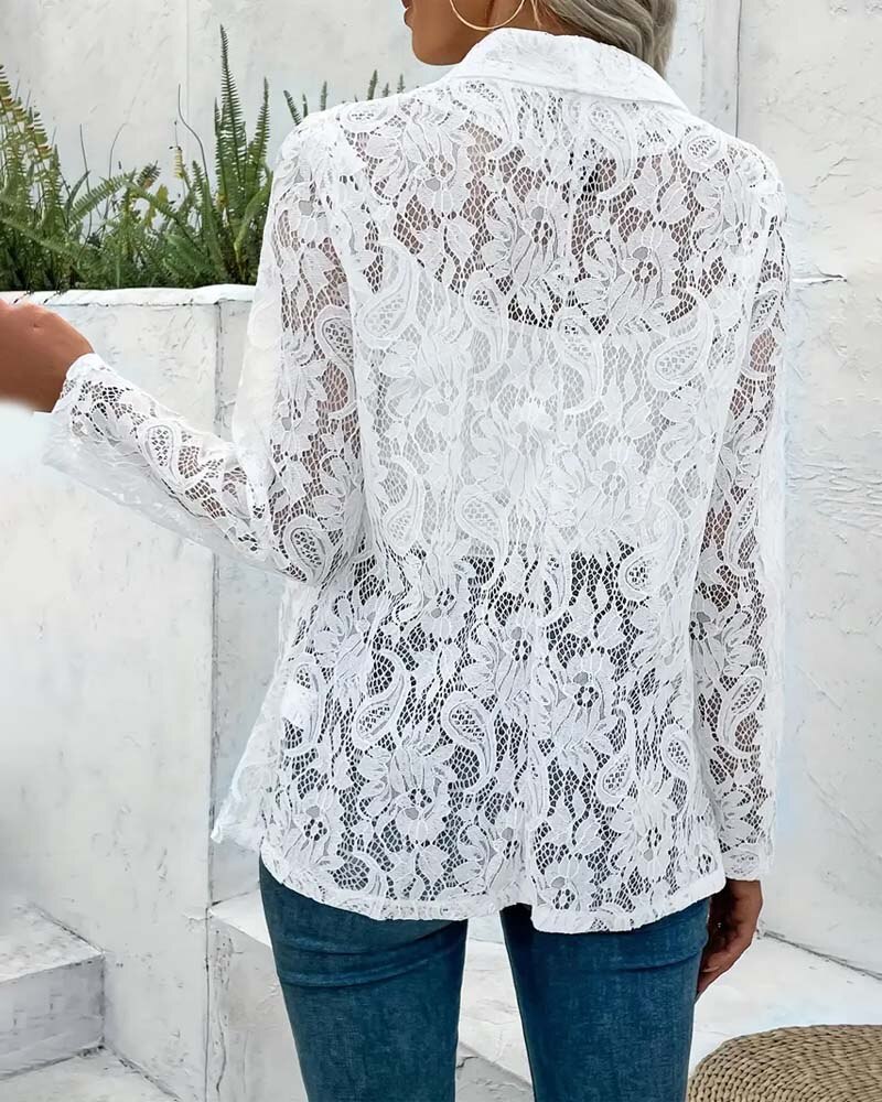 Casaco elegante monocromático com renda floral e lapelas