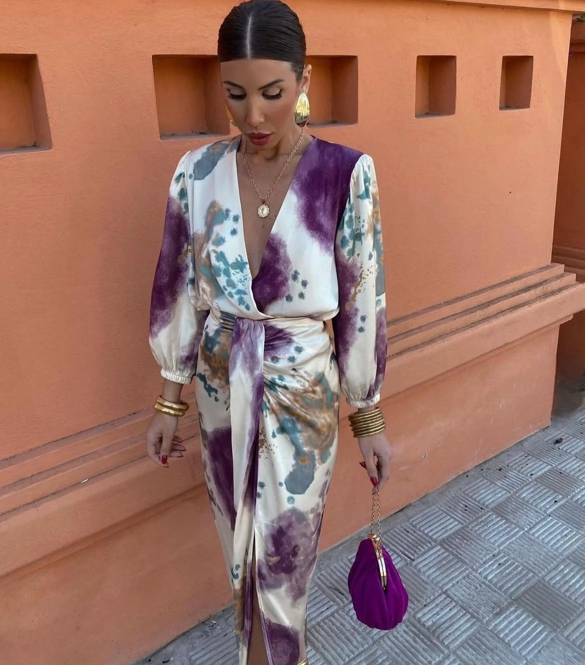 Elegante vestido roxo com decote em V 💜