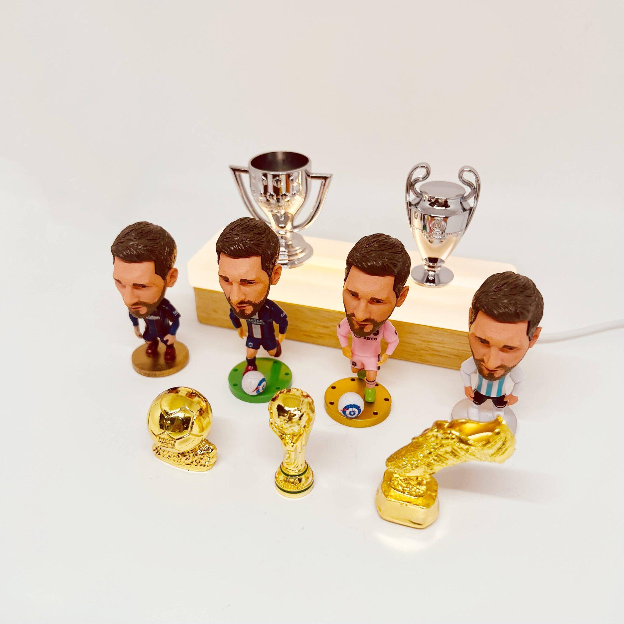 🔥⚽2025 Conjunto de estatueta de anime de estrela de futebol mais vendido e ornamento de mini troféu de metal🏆
