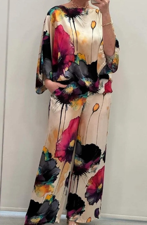 TERNO CASUAL DE CETIM ESTAMPADO COM GOLA REDONDA