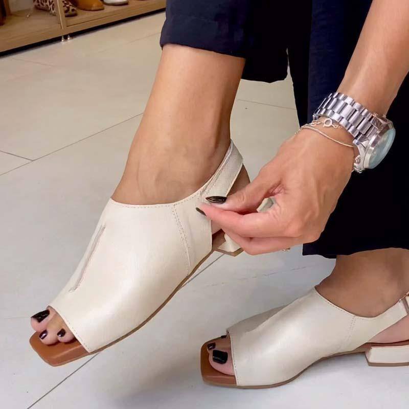 Sandálias em pele lisa com sola macia.