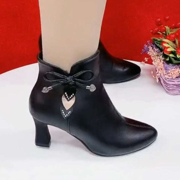 Modern hegyes orrú bokacsizma masnival