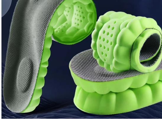 Novos sapatos esportivos e casuais em relevo na plataforma com tratamento antiderrapante