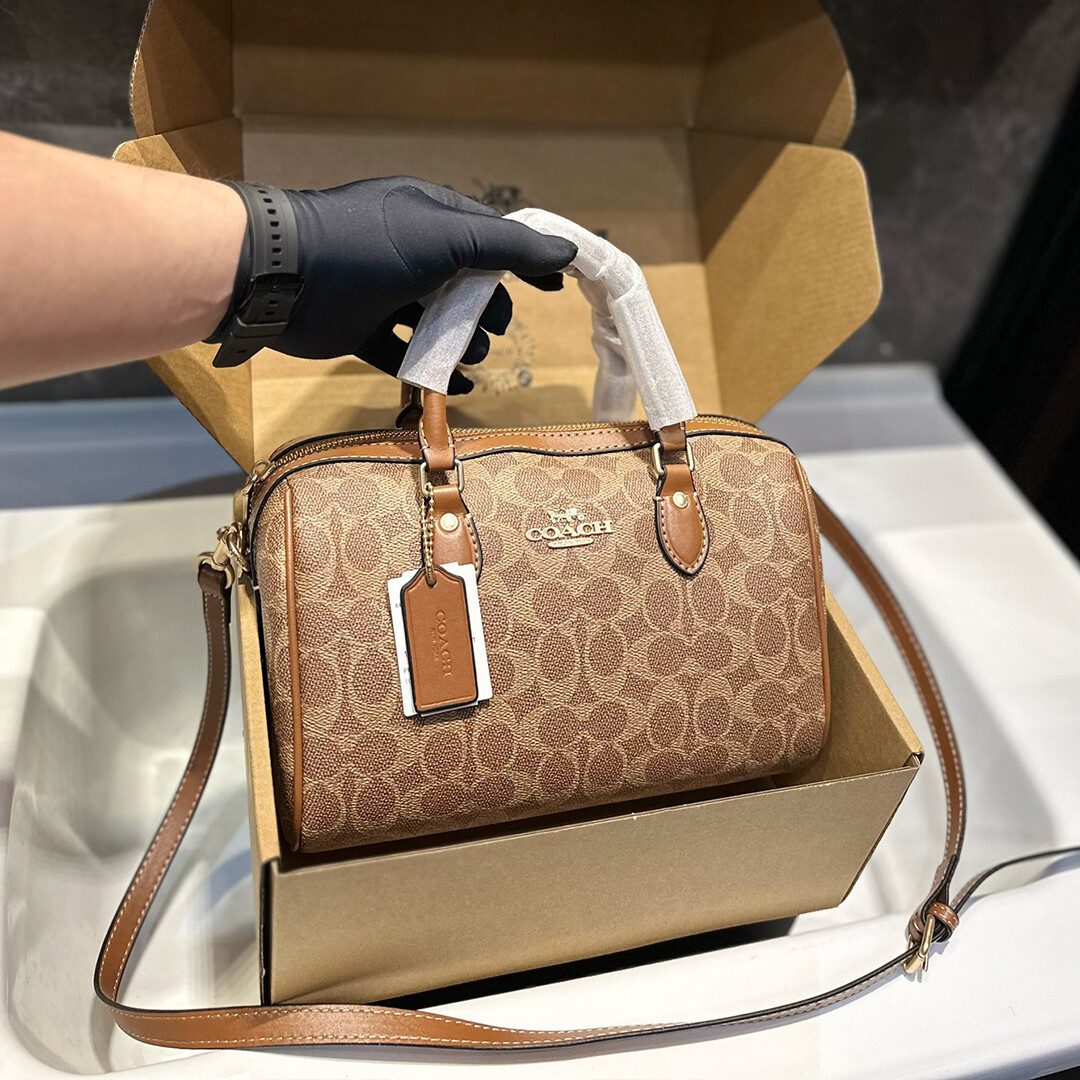 Bolsa de mão Coach Pillow Bag Crossbody multiuso