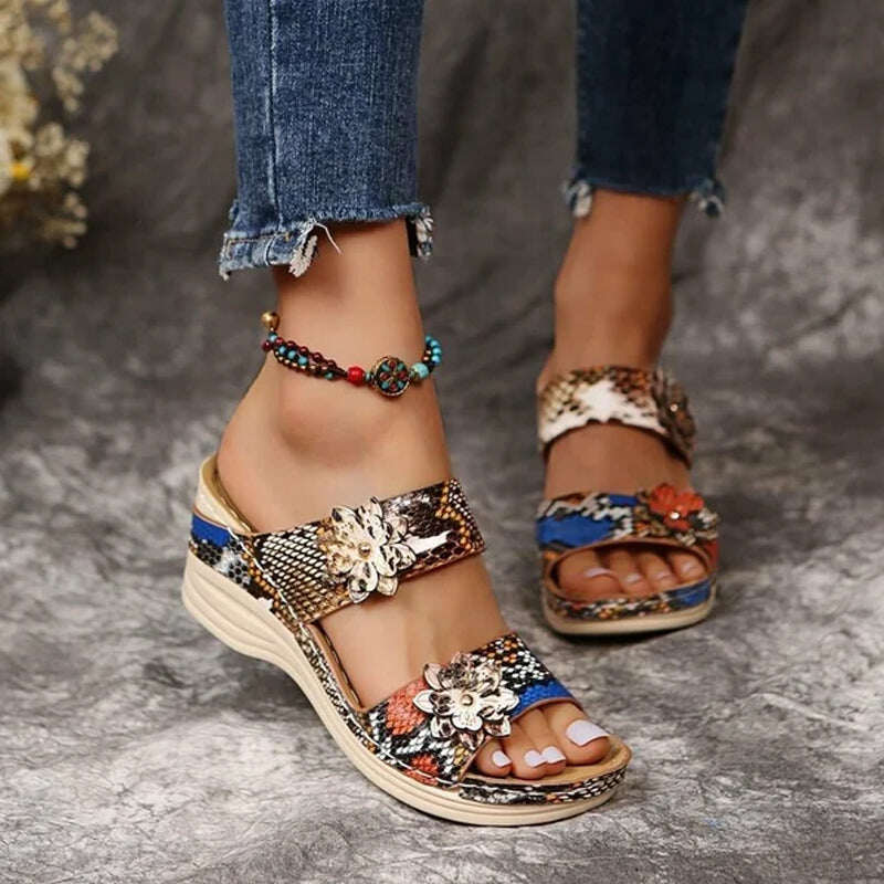 Sandálias casuais femininas com corte floral