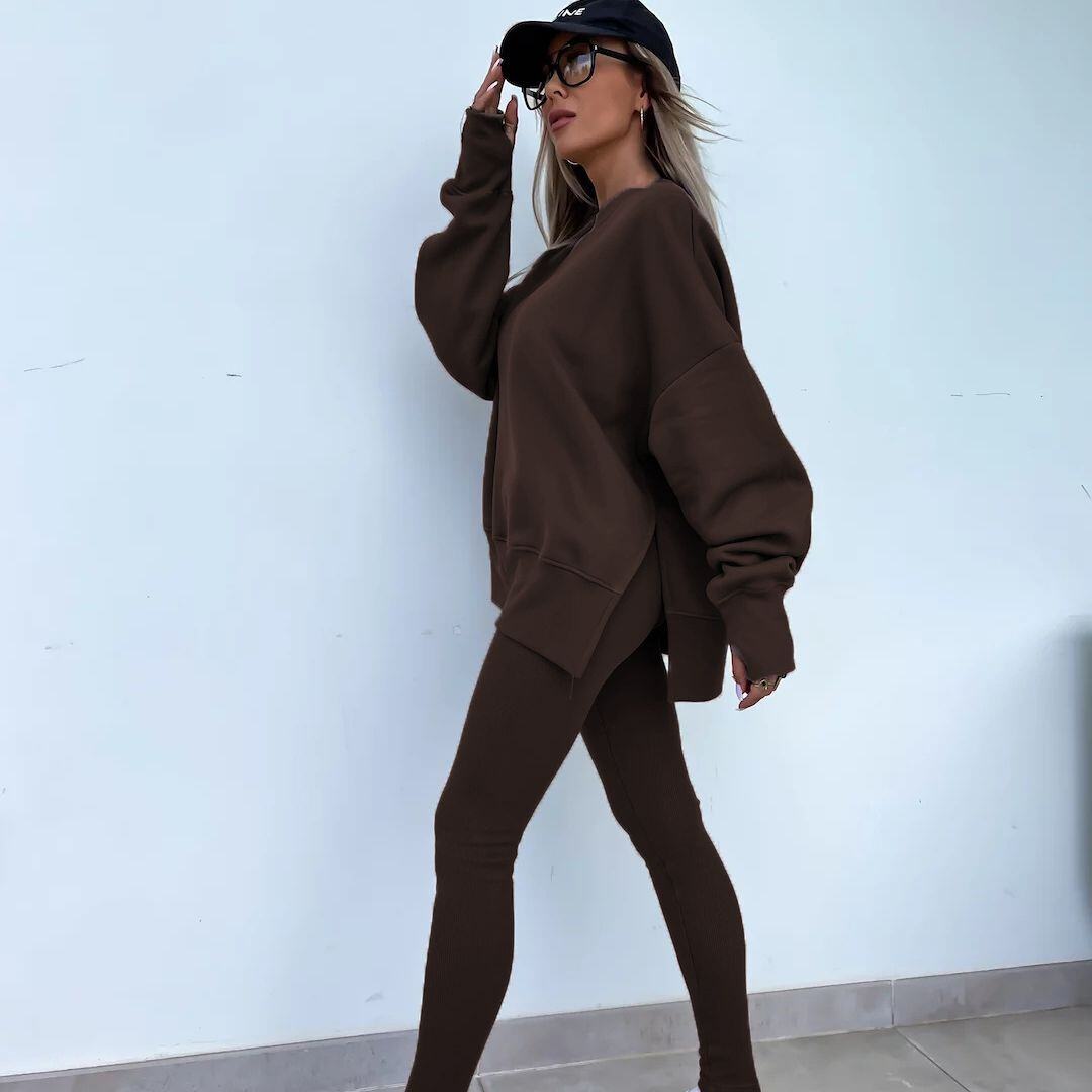 Um conjunto confortável de moletom e leggings oversize