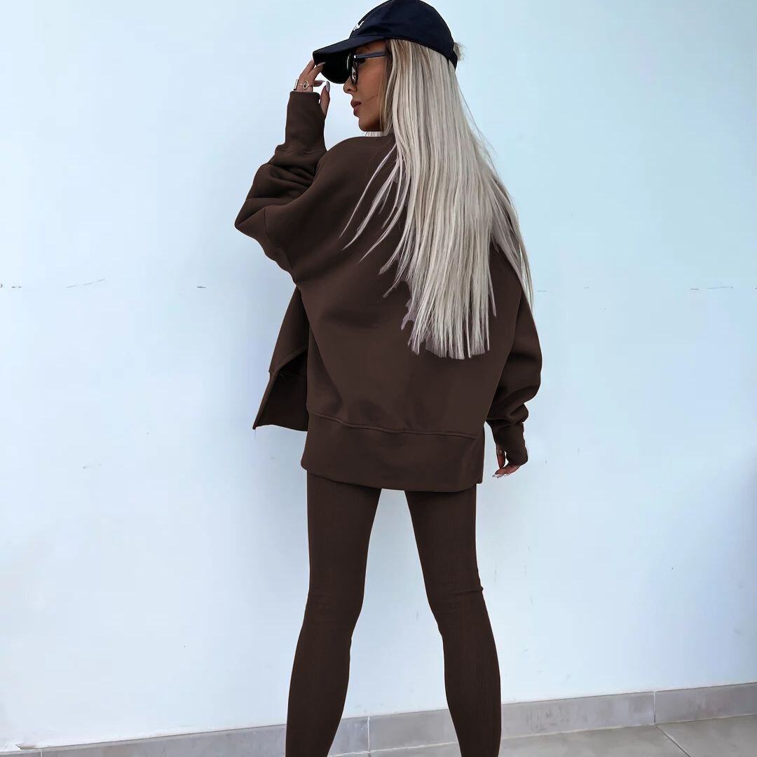 Um conjunto confortável de moletom e leggings oversize