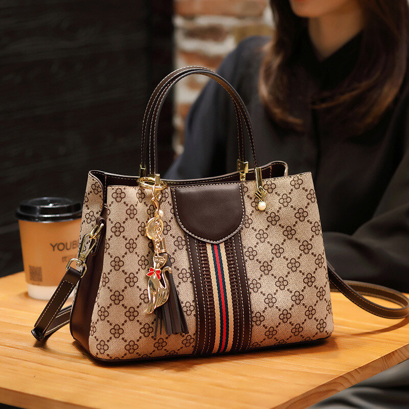 New handbag: vintage style, large capacity, natural leather.