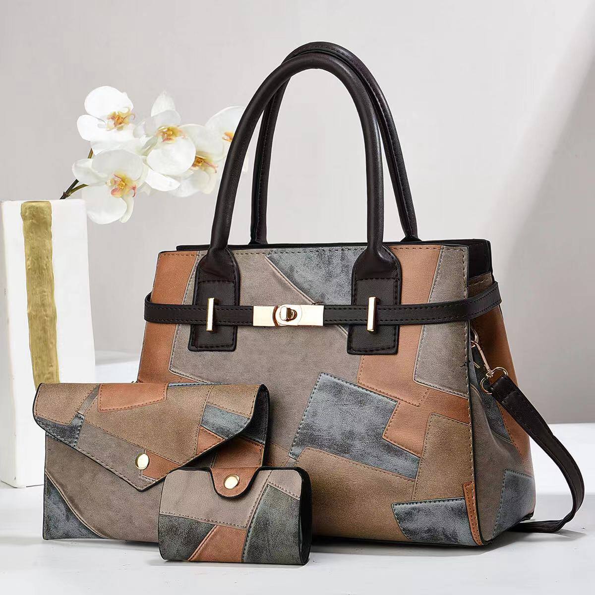 Three-piece handbag set: spacious, natural leather, perfect for everyday travel.